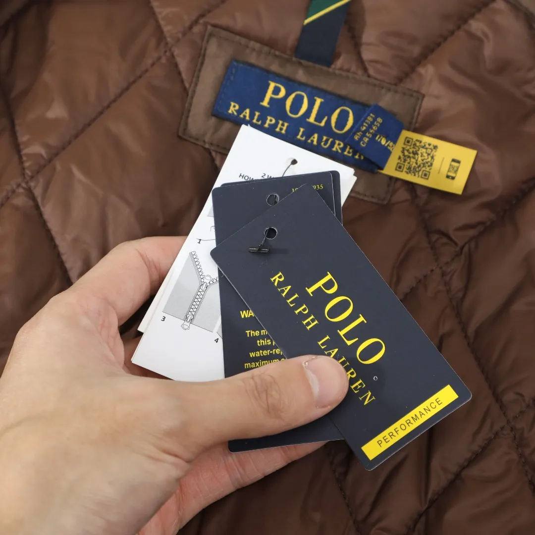 P370 #59 Ralph Lauren classic rhombus quilted cotton jacket for men and women. Inspired by retro workwear, it blends with contemporary British style. The imported machine-pressed rhombus quilting is accurately aligned, and the three-dimensional H-shaped tailoring is neat and slim. It is not bulky when layered in autumn and winter, and still maintains a light style.  Texture is reflected in the details: customized metal buckles, corduroy lapels, breathable eyelets under the arms, and slits on the hem, all replicating the brand's high-end genes. All excipients are standardized!  Five colors to choose from: black/khaki/brown/green/navy blue, easy to switch between commuting, leisure, and travel occasions. Function and appearance coexist: 37.5°C temperature control black technology, breathable and moisture-proof, anti-slip cotton patented fabric, temperature-locking, soft and waxy, durable and stylish. A retro warm-keeping item that can handle low temperatures calmly. The details are all made of craftsmanship, and the style has no limits. It has a classy look that will turn heads.  Color: Khaki Black Navy Green Brown Size: S M L
